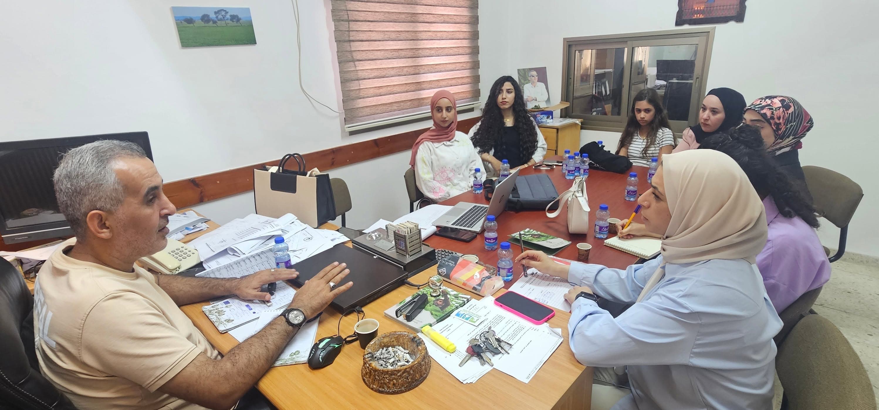 مشاركات في جلسة حوار حول طاولة اجتماع داخل مكتب