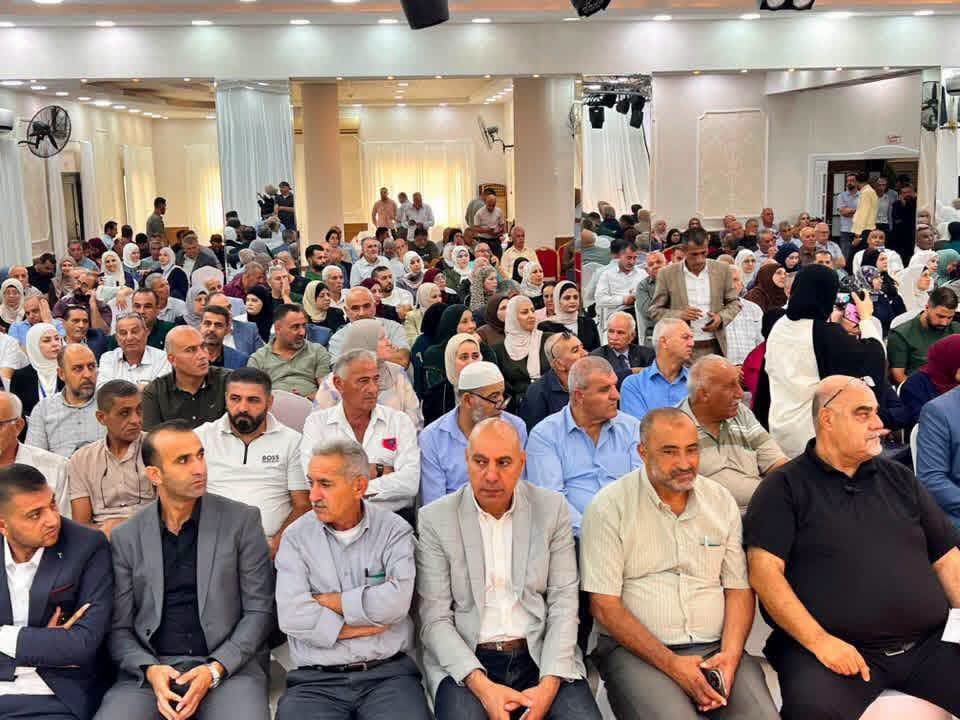 حضور لقاء مجتمعي داخل قاعة ضمن صور برنامج التماسك المجتمعي