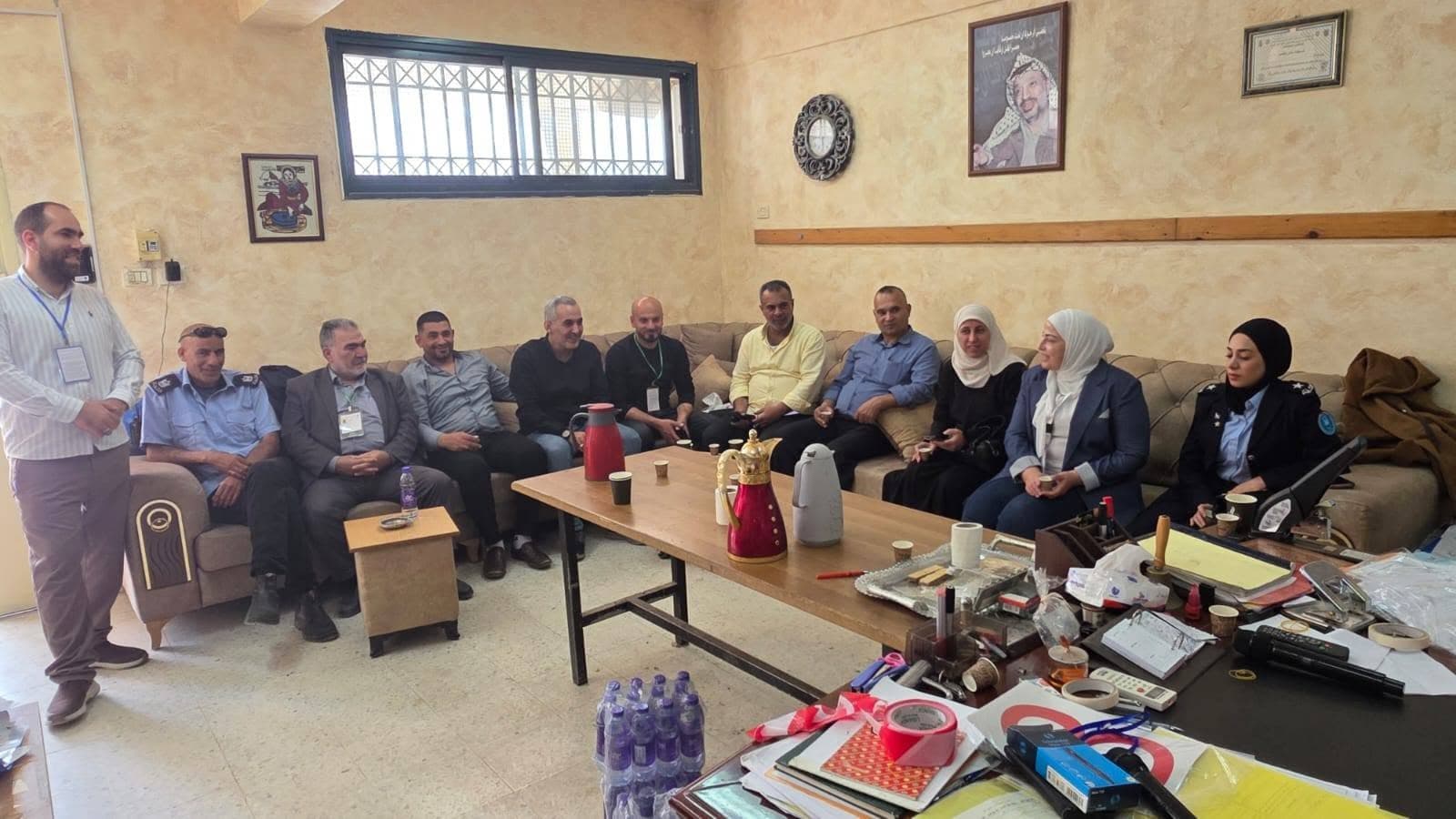 جانب من لقاء وحوار مع ممثلين عن المجتمع المحلي داخل مكتب
