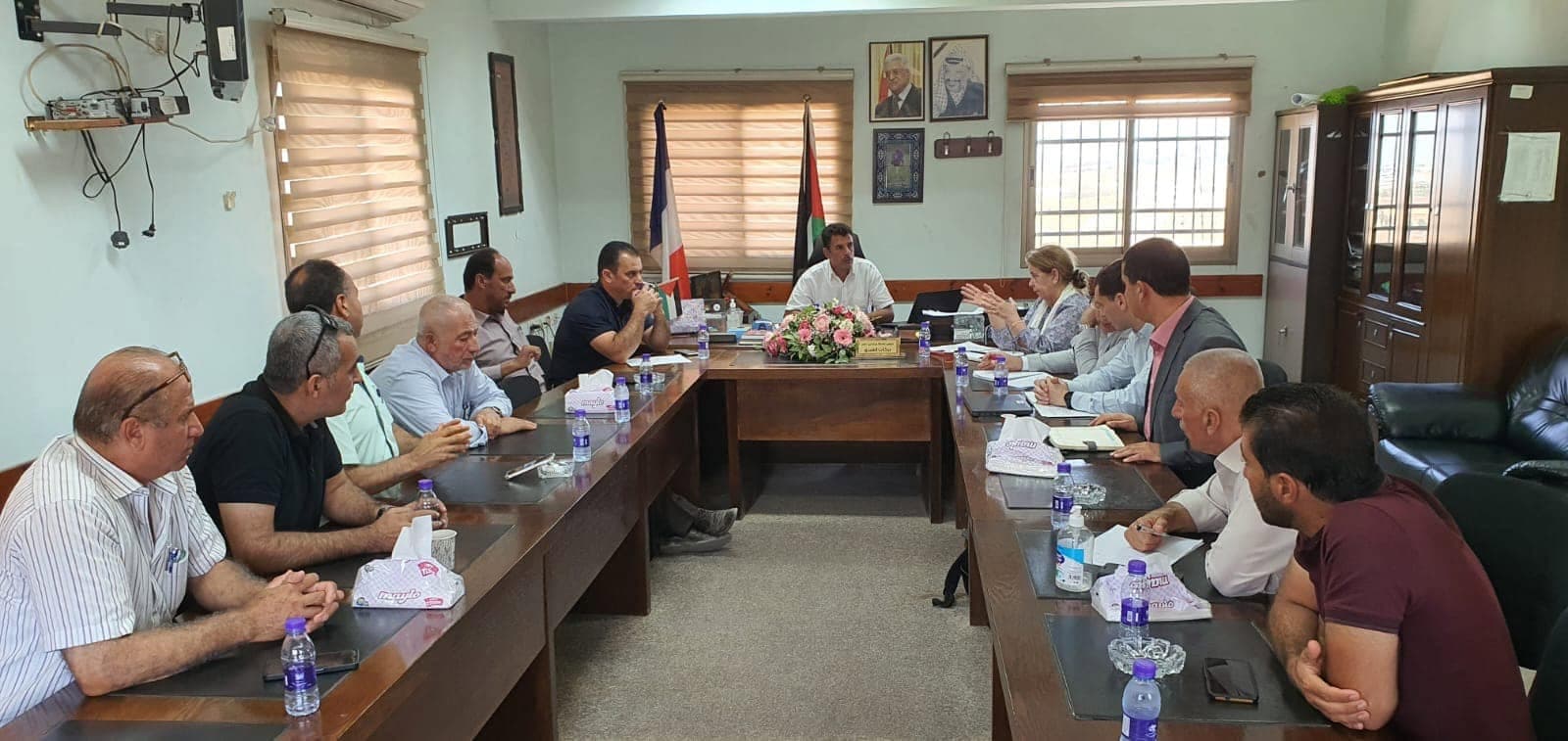 جانب من اجتماع للتخطيط الاستراتيجي ومناقشة الأولويات حول طاولة البلدية