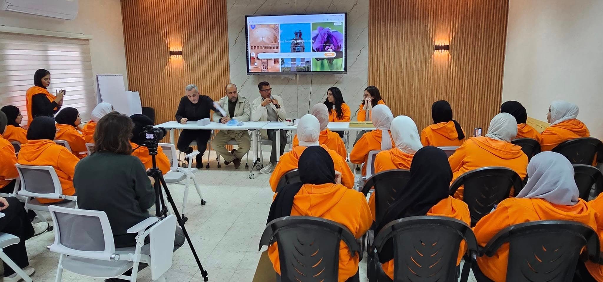 مشاركات في نشاط للتمكين الشبابي خلال جلسة حوار داخل قاعة