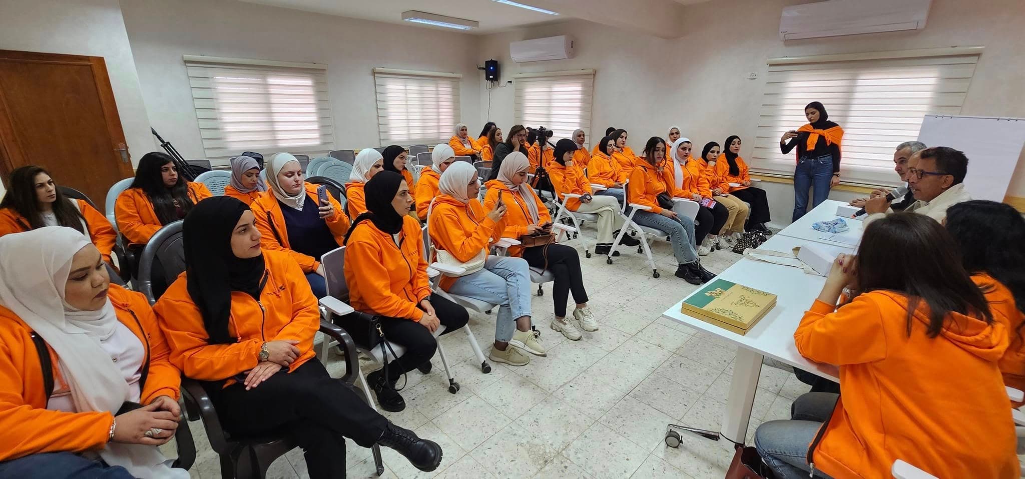 جانب من الحضور والنقاش في نشاط التمكين الشبابي