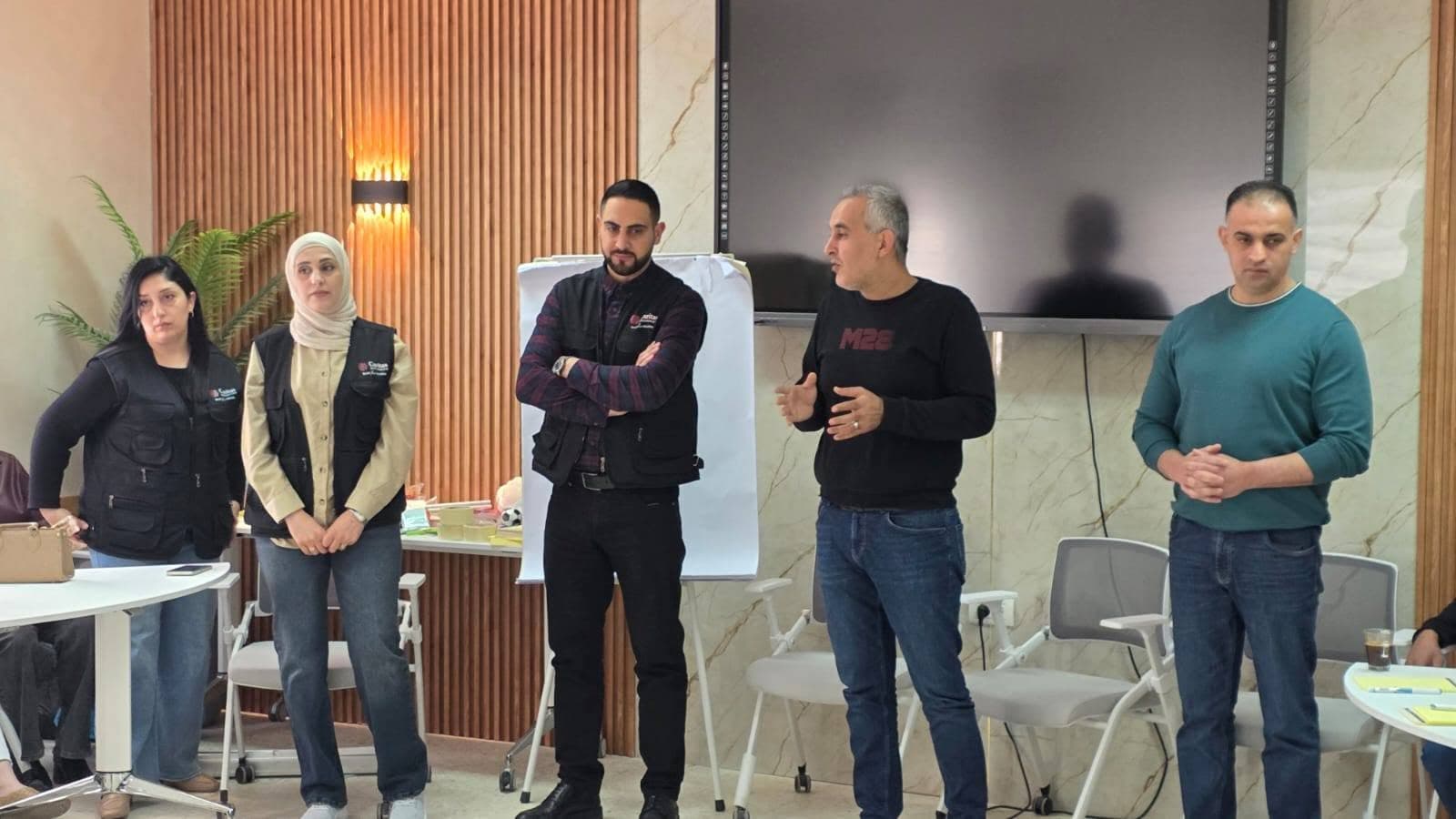 جانب من لقاء مع المشاركين في نشاط لتمكين الشباب