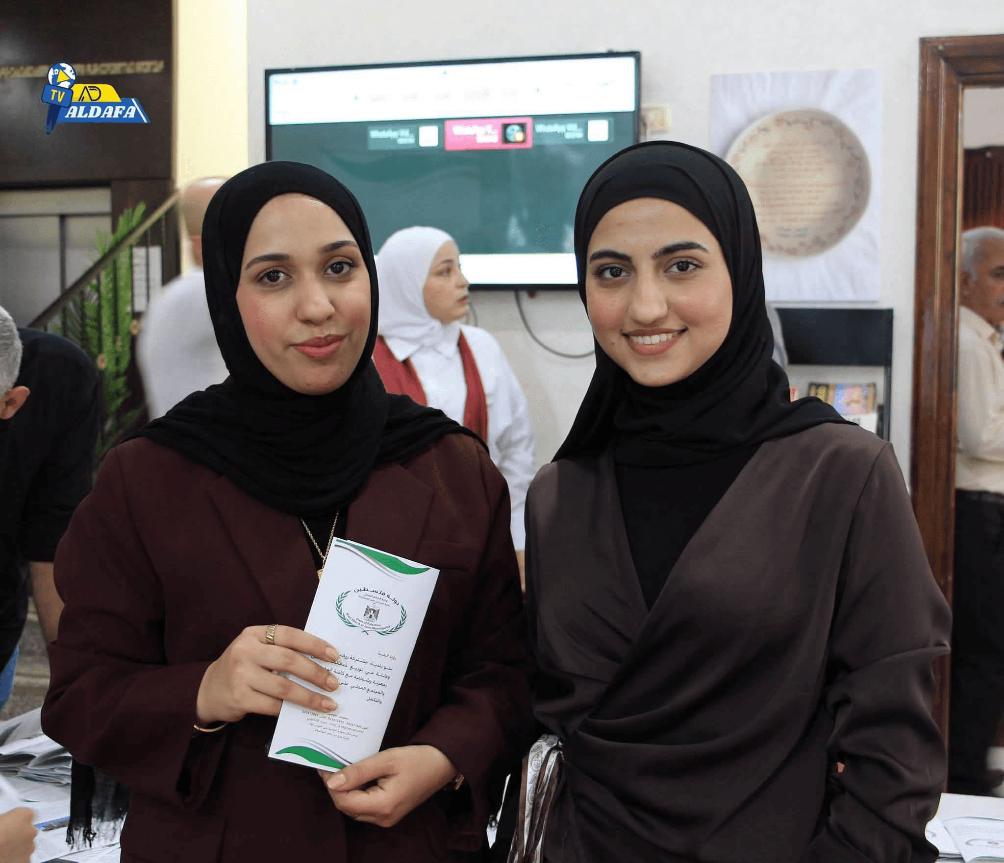 مشاركتان خلال فعالية مجتمعية